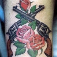 El tatuaje de dos pistolas cruzadas con rosas rojas
