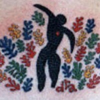 El tatuaje de la silueta de un hombre entre las plantas de diferentes colores