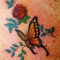 farfalla monarca e rose rosse tatuaggio