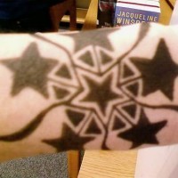 Schwarzes Tattoo mit Stern und Maßwerk