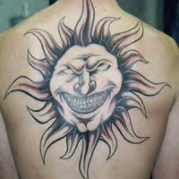 Tatuaje del sol con aspecto humano en la espalda