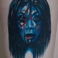 el tatuaje de la niña de la pelicula de horror 