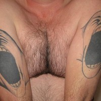 el tatuaje doble hecho en los dos brazos de dos caras gritando