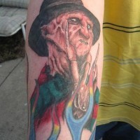 Tatouage coloré avec Freddy Krueger en feu
