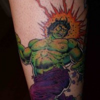 el tatuaje colorado de Hulk hecho en la pierna