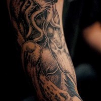 el tatuaje detallado de cthulhu hecho en el brazo