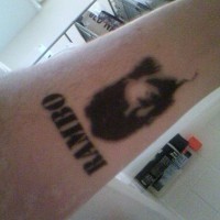 Tatouage avec le portrait de Rambo sur la poignée