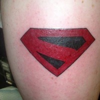 el tatuaje del logotipo de superman hecho en color rojo con negro