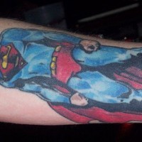 el tatuaje colorado del superman de los comics hecho en el brazo