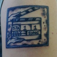 el tatuaje de una claqueta de cine