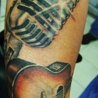 Le tatouage avant-bras de microphone rayonnant avec un guitare