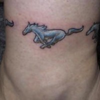 Le tatouage de logo argent de Mustang