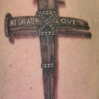tatuaje de cruz cristiana de clavo de hierro