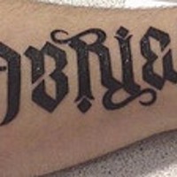 Le tatouage d'ambigramme du prénom