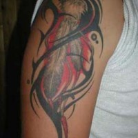 el tatuaje tribal con las plumas hecho  en el hombro