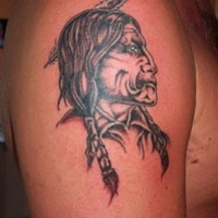 el tatuaje detallado de un indiano nativo hecho en el hombro