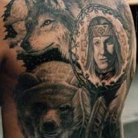 el tatuaje grande y muy detallado de un indio junto con un lobo y un oso hecho con tinta negra a toda la espalda