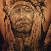 el tatuaje grnade de retrato de un indiano hecho a toda la espalda