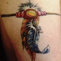 el tatuaje detallado y muy realista de un brazalete con plumas de color