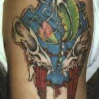 el tatuaje colorado con dos calaveras de vaca simetricas en sobre el fondo de color azul