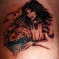 el tatuaje de una mujer indiana con un cesto de cual sale el mar
