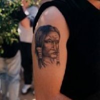 el tatuaje de un indiano hecho en el hombro