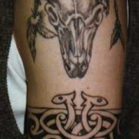 Tatouage avec un crâne de taureau et le symbol de tribu