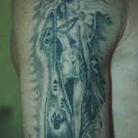 el tatuaje de una mujer indiana desnuda a toda estatura hecho en el brazo