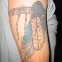 Tatuaje en el brazo de un nativo americano.