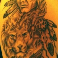 el tatuaje de un indio junto con un leon y dos alacranes hecho en el brazo