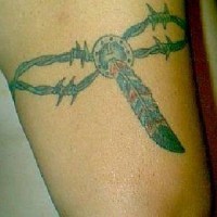 el tatuaje en forma de brazalete con una pluma hecho en el brazo