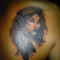 Bella ragazza indiana tatuaggio sulla spalla
