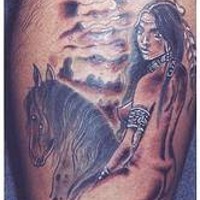 el tatuaje de un paisaje con la mujer indiana desnuda en el caballo