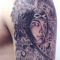 el tatuaje con muchos detalles y el retrato de una mujer indiana nativa hecho en el hombro
