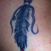 Indiano talismano piuma tatuaggio