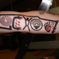 el tatuaje hecho parcialmente en color con simbolos de indios