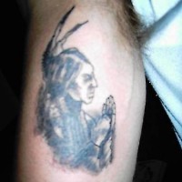 el tatuaje de un indio nativo hecho en el brazo