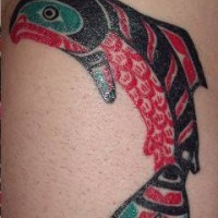 el tatuaje tribal estilo indigeno con un pez hecho en tres colores: rojo , negro, azul marino