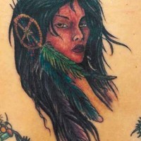 el tatuaje de una mujer indiana hecho en color