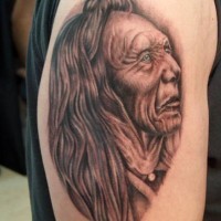 Vecchio sciamano indiano tatuaggio in detaglio