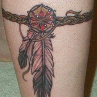 el tatuaje en forma de brazalete trenza con un talisman y plumas indias