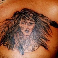 el tatuaje de una mujer indigena con plumas en el cabello hecho en el pecho