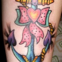 el tatuaje femenino de una ancla con un moño de color rosa