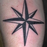 el tatuaje sencillo de una estrella de color negro con blanco