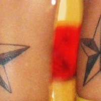 el tatuaje simetricvo de dos piernas con las estrellas nauticas