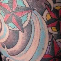 el tatuaje colorado de las estrellas nauticas en las olas del mar