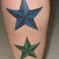 el tatuaje en la pierna de tres estrellas de colores azul verde y rojo
