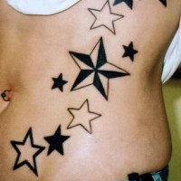 el tatuaje de varias estrellas hecho en color negro y blanco en el costado