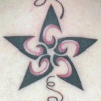Tatuaje con estrella negra con tracería