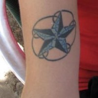 el tatuaje de una estrella nautica sobre una traceria